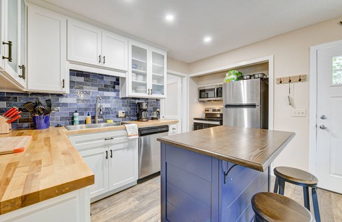 St. Simons Island Condo | Sleek golf-front condo with a washer/dryer, deck, & central AC - dog friendly