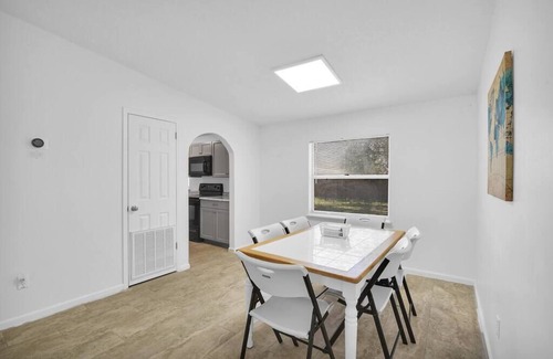 Westside House | ~Sleek Home Sleeps 10 Grill~