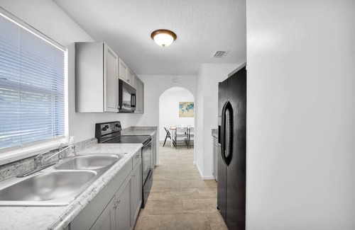 Westside House | ~Sleek Home Sleeps 10 Grill~