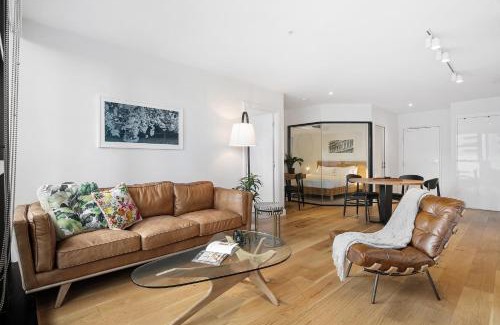Melbourne Central Business District Apartment | Sleek Inner-City Flat in the Heart of Melbourne