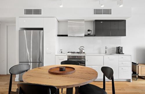Melbourne Central Business District Apartment | Sleek Inner-City Flat in the Heart of Melbourne
