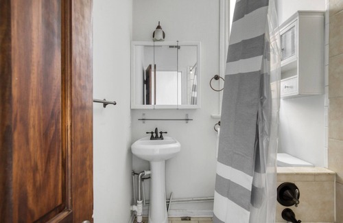 Park West Apartment | Sleek Lincoln Park 3BR, near L and Lincoln Park, by Blueground