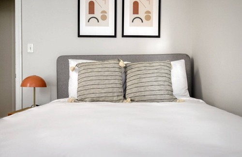 Park West Apartment | Sleek Lincoln Park 3BR, near L and Lincoln Park, by Blueground