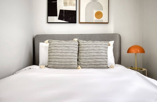 Park West Apartment | Sleek Lincoln Park 3BR, near L and Lincoln Park, by Blueground