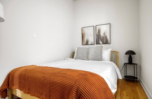 Park West Apartment | Sleek Lincoln Park 3BR, near L and Lincoln Park, by Blueground