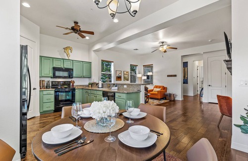 Flagstaff House | Sleek MidCentury Modern 2bd/2ba, Gas Fireplace- 5 min to Fall Festivals & Trails