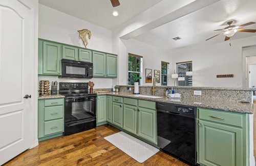 Flagstaff House | Sleek MidCentury Modern 2bd/2ba, Gas Fireplace- 5 min to Fall Festivals & Trails