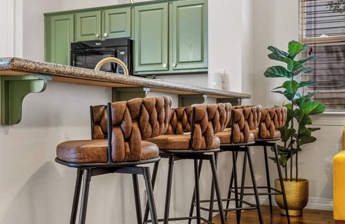 Flagstaff House | Sleek MidCentury Modern 2bd/2ba, Gas Fireplace- 5 min to Fall Festivals & Trails