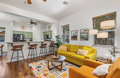 Flagstaff House | Sleek MidCentury Modern 2bd/2ba, Gas Fireplace- 5 min to Fall Festivals & Trails
