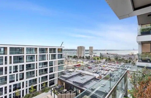 Auckland Central Business District Apartment | Sleek Modern Studio with Balcony by Zodiak Stays