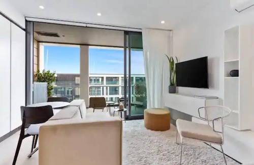 Auckland Central Business District House | Sleek Modern Studio with Balcony by Zodiak Stays