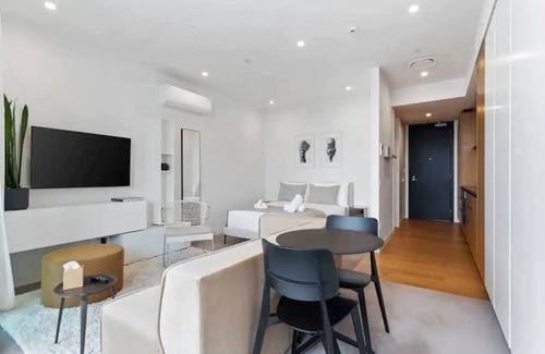 Auckland Central Business District House | Sleek Modern Studio with Balcony by Zodiak Stays