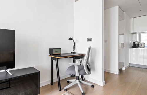 Vauxhall Apartment | Sleek Nine Elms 1BR w/Gym & Roof, nr Bars & Shops, by Blueground