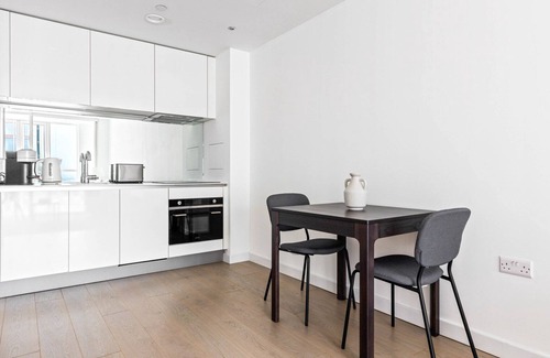 Vauxhall Apartment | Sleek Nine Elms 1BR w/Gym & Roof, nr Bars & Shops, by Blueground