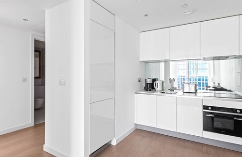 Vauxhall Apartment | Sleek Nine Elms 1BR w/Gym & Roof, nr Bars & Shops, by Blueground