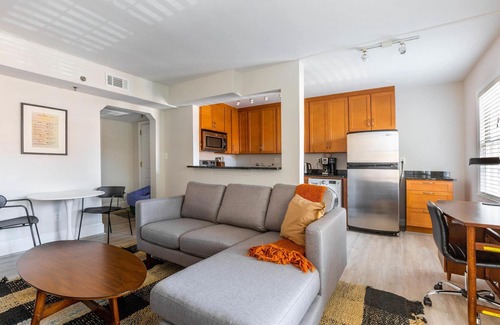Old Town North Apartment | Sleek Old Town North 1BR w/Gym & Rooftop Pool, nr Museums, by Blueground