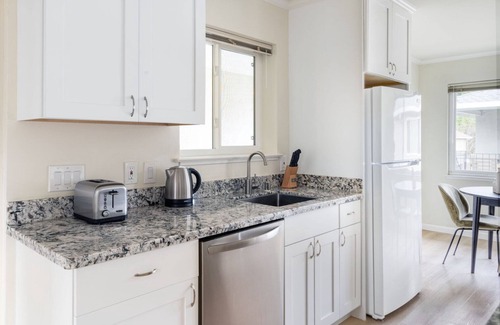 University South Apartment | Sleek Palo Alto 1BR w/Garden, Parking & W/D, nr shops, by Blueground