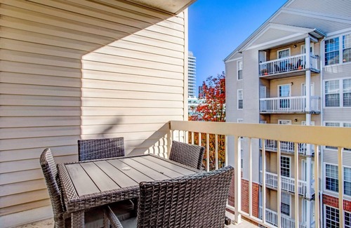 Rosslyn Apartment | Sleek Rosslyn 1BR w/W/D, Gym & Pool, 10 min walk to Metro, by Blueground