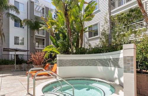 Central San Mateo Apartment | Sleek San Mateo 1BR w/ Pool, Parking, Clubhouse, Cinema, by Blueground