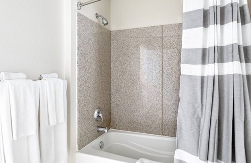 Central San Mateo Apartment | Sleek San Mateo 1BR w/ Pool, Parking, Clubhouse, Cinema, by Blueground