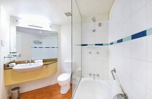Darwin City Centre Apartment | Sleek Seaside Living Exceptional Esplanade Locale
