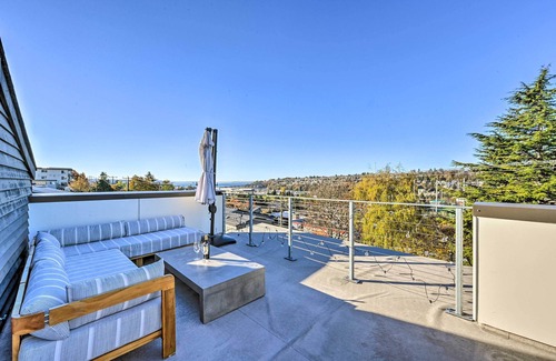 North Queen Anne House | Sleek Seattle Home w/Rooftop Patio & Views!