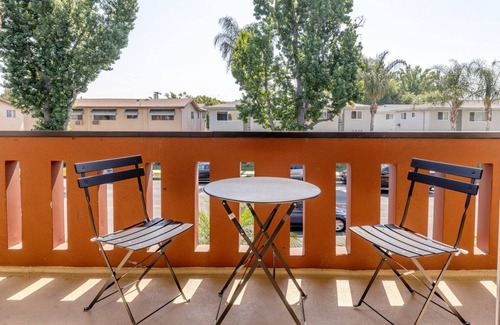 Sherman Oaks Apartment | Sleek Sherman Oaks 1BR w/Pool, Gym, Lounge, near TJ + WF, by Blueground