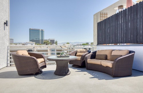 Sherman Oaks Apartment | Sleek Sherman Oaks 1BR near WF + TJ, walk to Ventura Blvd, by Blueground