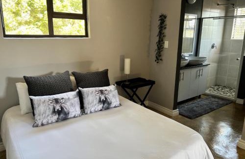 Douglasdale Apartment | Sleek, Smart Cottage in Douglasdale