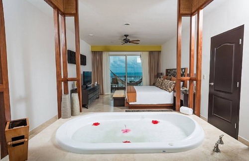Playa Mujeres Resort | Sleek Sophistication: Experience Luxury in a 3 Bedroom Loft, Villa del Palmar
