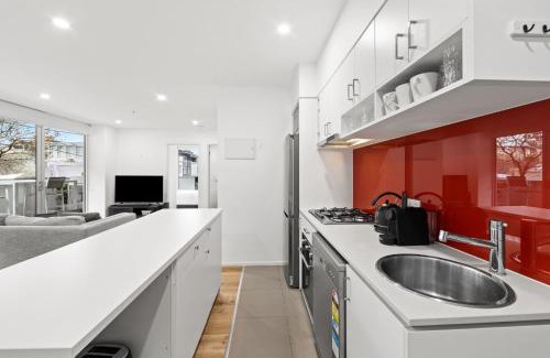 South Yarra Apartment | Sleek South Yarra 2-Bed with Alfresco Dining