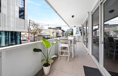 South Yarra Apartment | Sleek South Yarra 2-Bed with Alfresco Dining