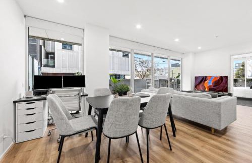 South Yarra Apartment | Sleek South Yarra 2-Bed with Alfresco Dining