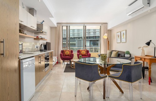 Victoria and Alfred Waterfront Apartment | Sleek Studio Apartment on the Canals