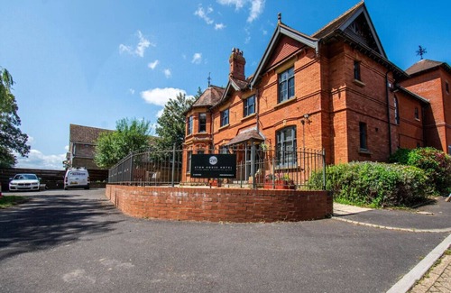 Yeovil Apartment | Sleek Studio: Gym Pass, Fast WiFi & Patio Seating