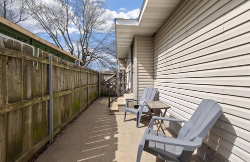 West Central House | Sleek & Stylish Retreat! Bass Pro, MSU, Downtown!
