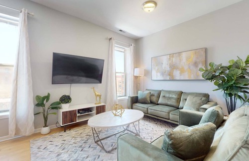 Tri-Taylor Apartment | Sleek Urban Retreat Steps from IL Med District