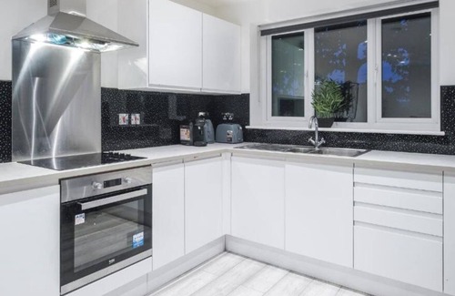 Southend-on-Sea Apartment | Sleek & Vibrant 1BR City Centre Nr High St & Southend Beach by Luxiety Stays