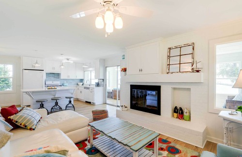 Newport Cottage | Sleek Waterfront Cottage in Newport w/ Kayaks!