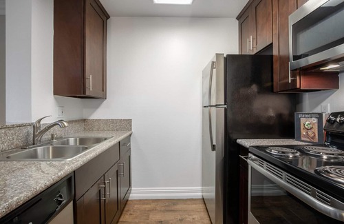 Palms Apartment | Sleek Westside 1BR w/Pool, Gym, Bball & Tennis Courts, by Blueground
