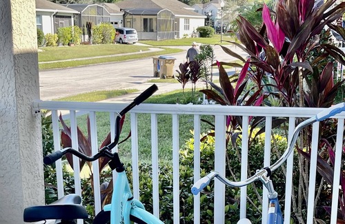Trafalgar Village House | SLEEP 10 ,2 master bedrooms, family, kids friendly, high speed internet, RV/EV