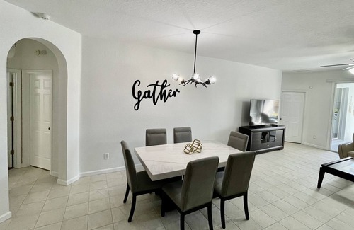 Trafalgar Village House | SLEEP 10 ,2 master bedrooms, family, kids friendly, high speed internet, RV/EV
