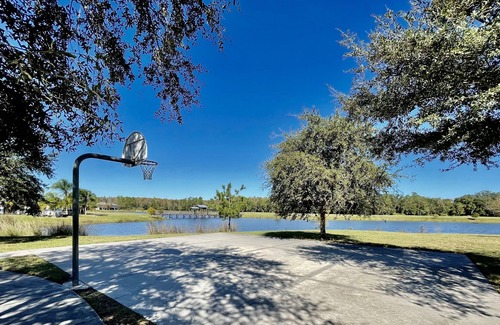 Trafalgar Village House | SLEEP 10 ,2 master bedrooms, family, kids friendly, high speed internet, RV/EV