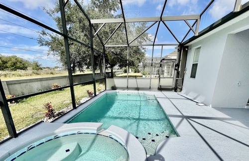 Trafalgar Village House | SLEEP 10 ,2 master bedrooms, family, kids friendly, high speed internet, RV/EV