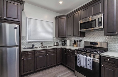 Pico-Union Apartment | Sleep 10 in 4BR 2BA near LA Convention Center DTLA