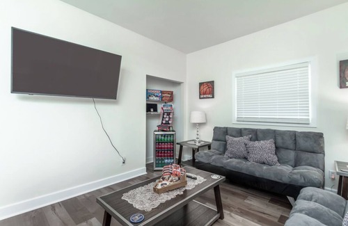 Pico-Union Apartment | Sleep 10 in 4BR 2BA near LA Convention Center DTLA