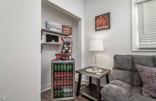 Pico-Union Apartment | Sleep 10 in 4BR 2BA near LA Convention Center DTLA