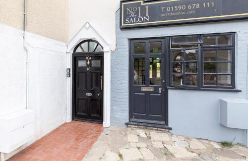 New Forest District Apartment | Sleep 10- The Lovely Lymington Lock off.