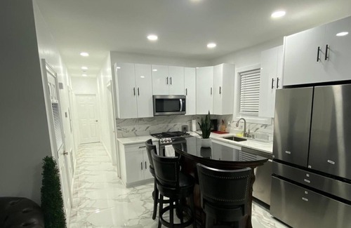 Constable Hook House | Sleep 12 Charming and Cozy 6-bedroom 4-Bathroom House 2 Minutes Staten Island