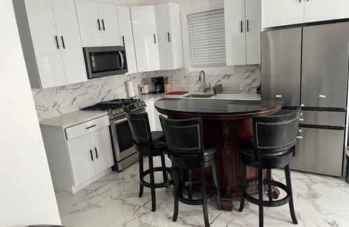 Constable Hook House | Sleep 12 Charming and Cozy 6-bedroom 4-Bathroom House 2 Minutes Staten Island